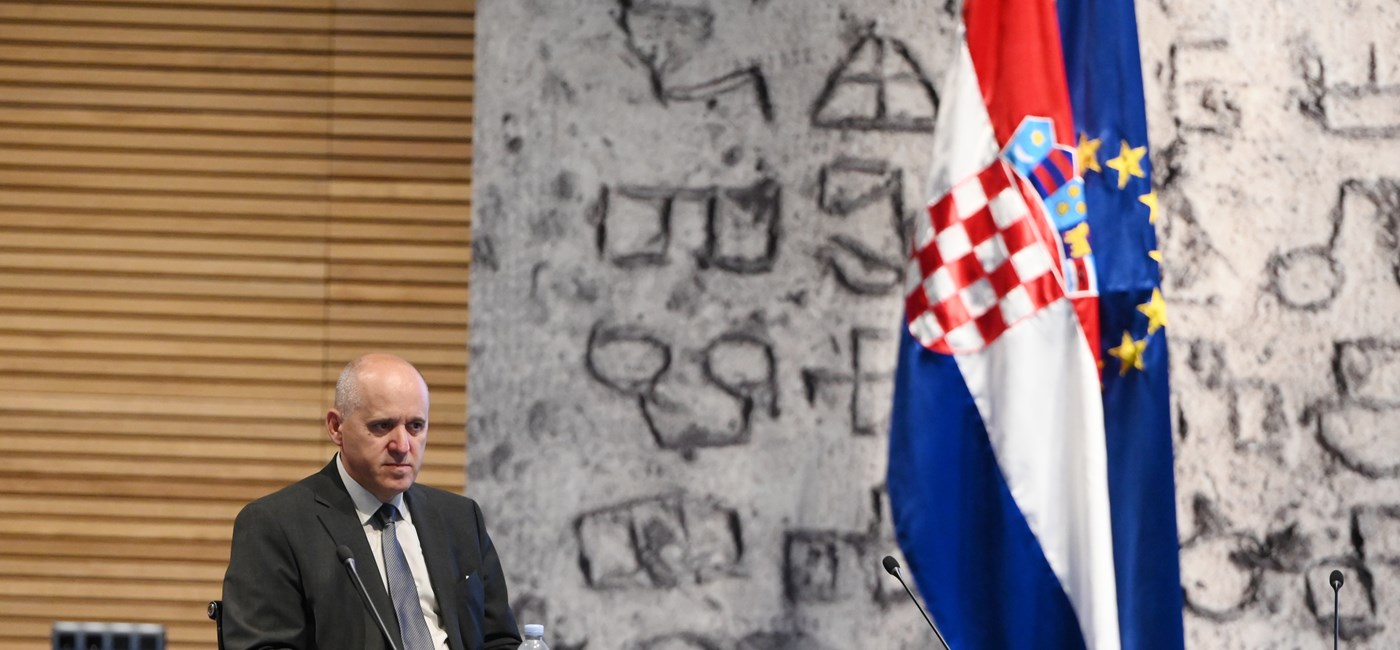 Definira se održavanje i upravljanje višestambenim zgradama te ograničava prenamjena stanova za kratkoročni najam